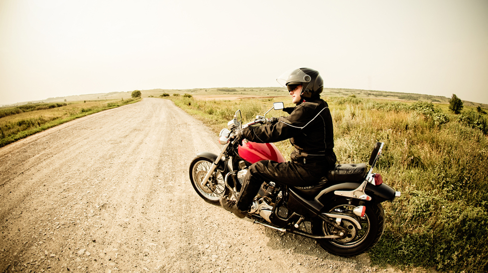 Мотоциклист на проселочной дороге